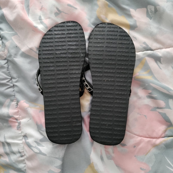 Black gem yellow box flip flops - Picture 4 of 4